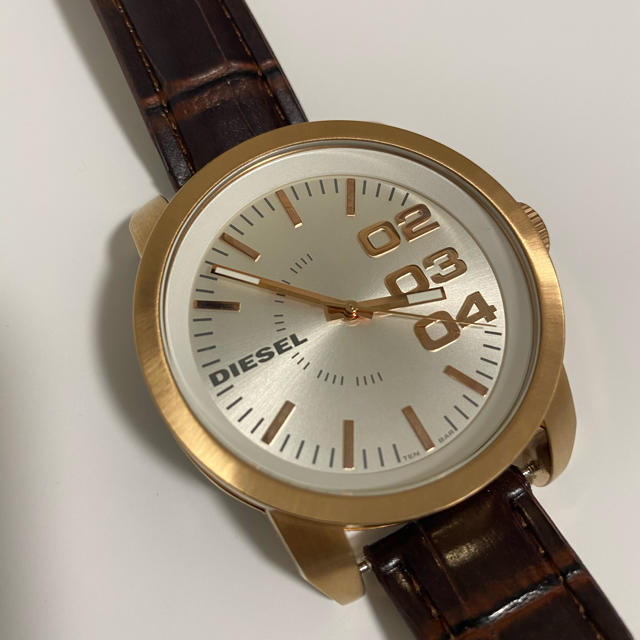 DIESEL(ディーゼル)のDIESEL腕時計・ゴールド・ホワイトシルバー値下げ　2500円→2000円 メンズの時計(腕時計(アナログ))の商品写真