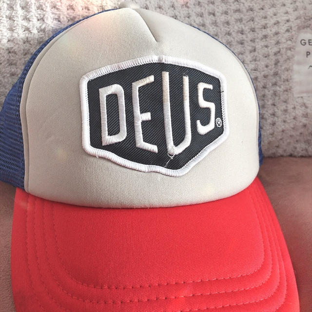 Deus ex Machina(デウスエクスマキナ)のDEUS 赤青　キャップ メンズの帽子(キャップ)の商品写真