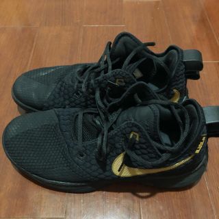 ナイキ(NIKE)のナイキ レブロンウィットネスIII EP 3BLACK/METALLICGOLD(スニーカー)