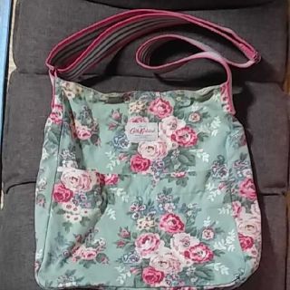 キャスキッドソン(Cath Kidston)のキャス・キッドソン花柄メッセンジャーバッグ(ショルダーバッグ)