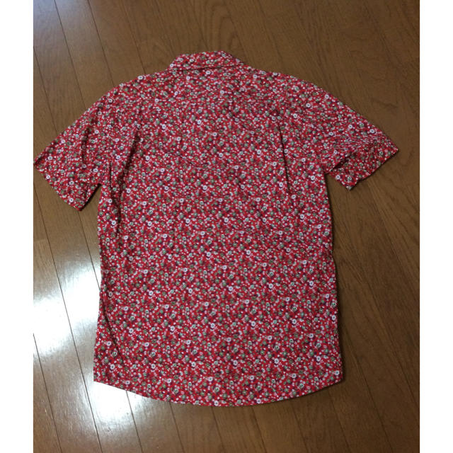 UNIQLO(ユニクロ)の半袖シャツ ユニクロ Mサイズ 赤 花柄 メンズのトップス(シャツ)の商品写真