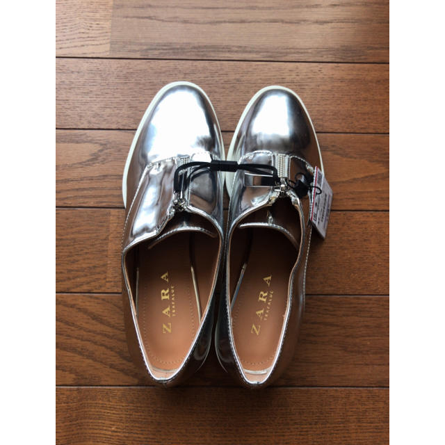 ZARA(ザラ)の【37】ZARA  ジッパー マニッシュシューズ シルバー レディースの靴/シューズ(ローファー/革靴)の商品写真