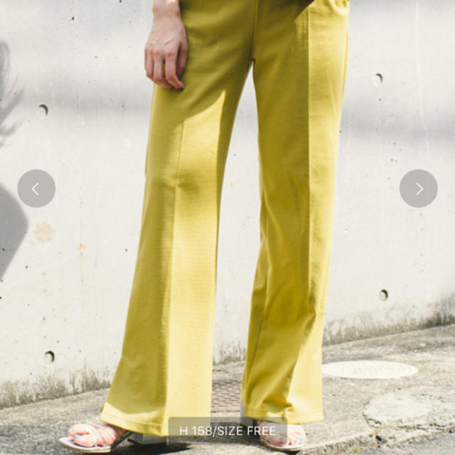 Kastane(カスタネ)のカットベンツスラックスパンツ　黄色　kastane メンズのパンツ(スラックス)の商品写真
