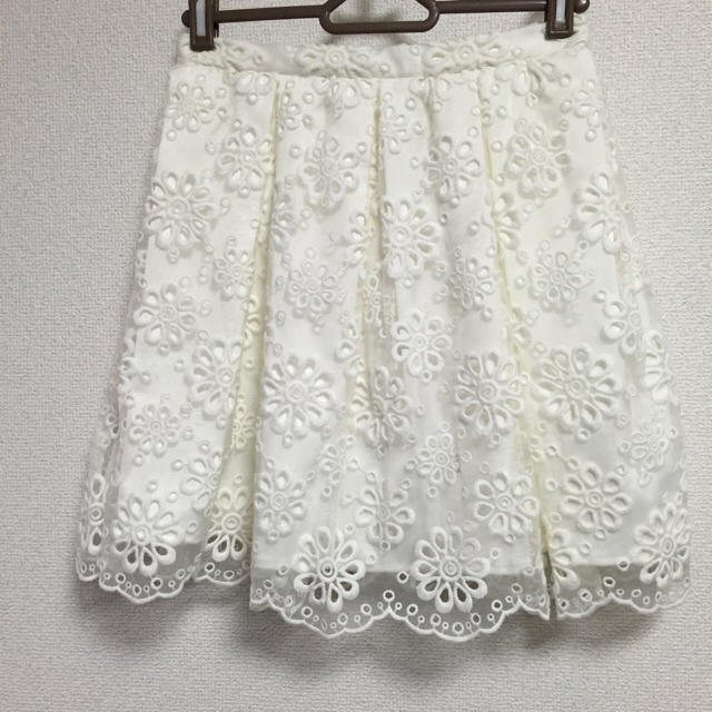 MERCURYDUO(マーキュリーデュオ)のMERCURYDUO花柄刺繍スカート レディースのスカート(ミニスカート)の商品写真