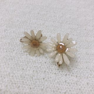 フラワー(flower)のchaco マーガレットWHのイヤリング(イヤリング)