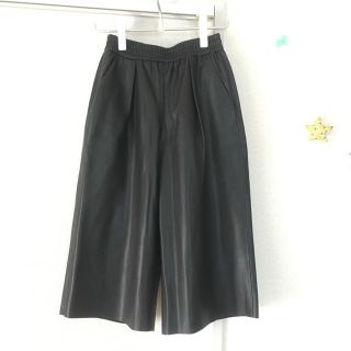 ザラ(ZARA)のZARAフェイクレザーガウチョ(クロップドパンツ)