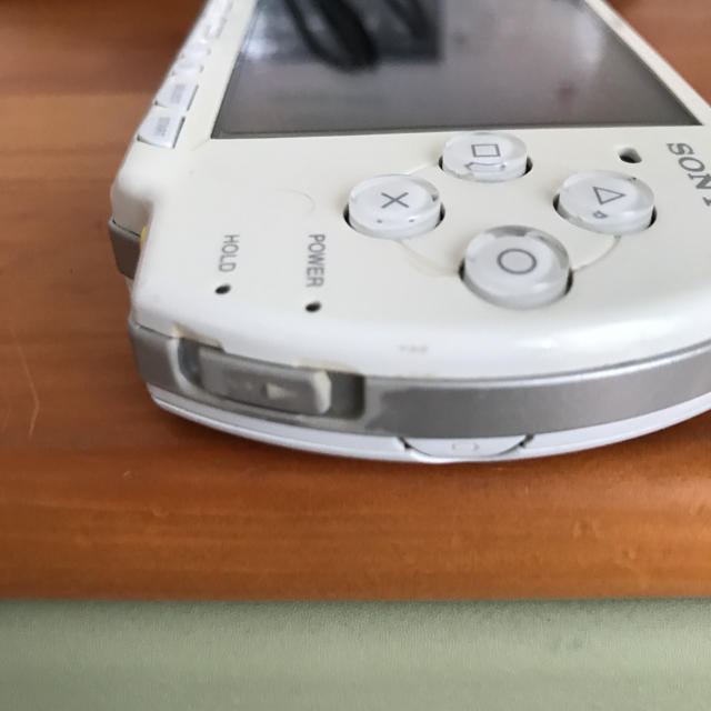 PlayStation Portable(プレイステーションポータブル)のpsp 2000 ceramic white エンタメ/ホビーのゲームソフト/ゲーム機本体(携帯用ゲーム機本体)の商品写真
