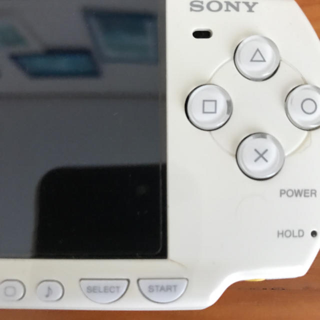 PlayStation Portable(プレイステーションポータブル)のpsp 2000 ceramic white エンタメ/ホビーのゲームソフト/ゲーム機本体(携帯用ゲーム機本体)の商品写真