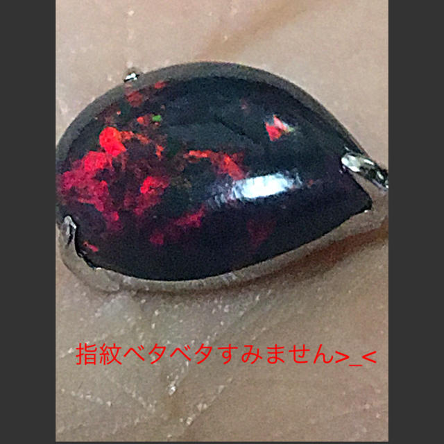 新品✨K18WG❤️上質ネオンキラキラ〜ブラックオパール3.3カラット❤️ネック レディースのアクセサリー(ネックレス)の商品写真