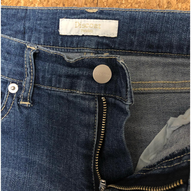 Discoat(ディスコート)のディスコート　裾フリンジスキニーデニム  XS レディースのパンツ(デニム/ジーンズ)の商品写真