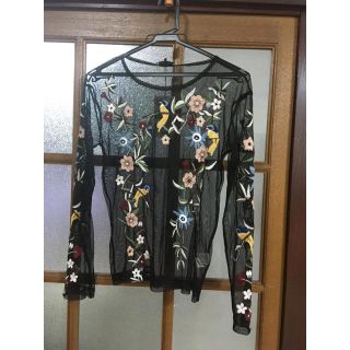 ザラ(ZARA)のZARA 未使用新品　シースルー刺繍トップス　シアーカットソー(カットソー(長袖/七分))