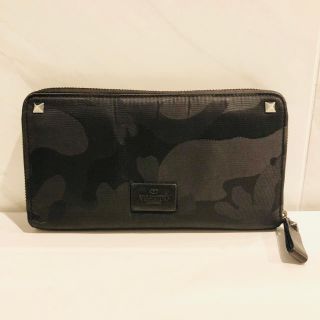 ヴァレンティノ(VALENTINO)のヴァレンティノ ラウンドファスナー 長財布 ロックスタッズ ブラックカモフラ(長財布)