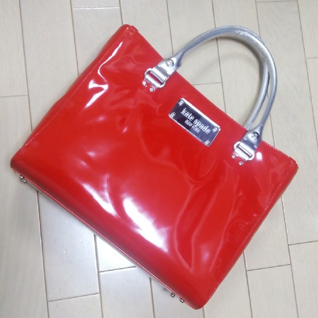 kate spade new york(ケイトスペードニューヨーク)のKate spade NEW YORK ケイトスペード パテントレザーバッグ赤 レディースのバッグ(ハンドバッグ)の商品写真