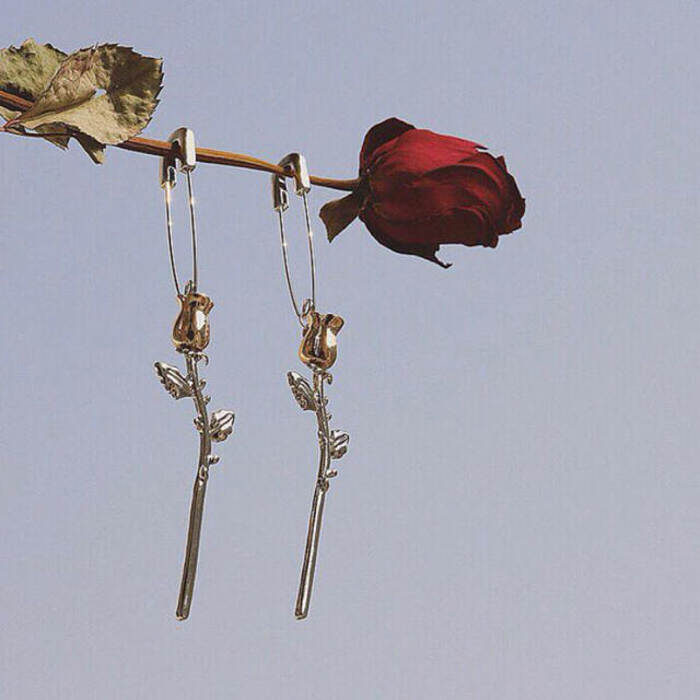 ピアス オルチャン バラ 薔薇 両耳用 レディースのアクセサリー(ピアス)の商品写真