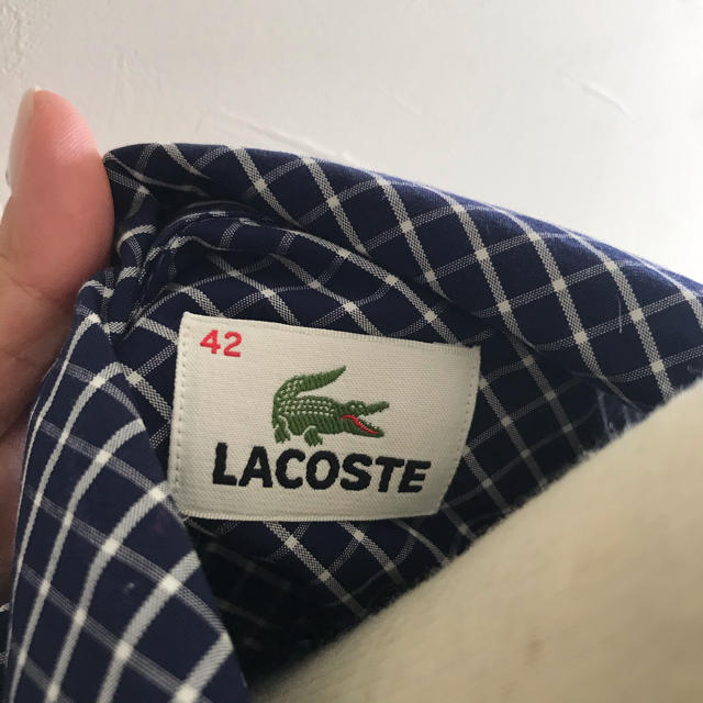 LACOSTE(ラコステ)のラコステの紺チェックの肩出しシャツ ブラウス　前ボタン レディースのトップス(シャツ/ブラウス(半袖/袖なし))の商品写真