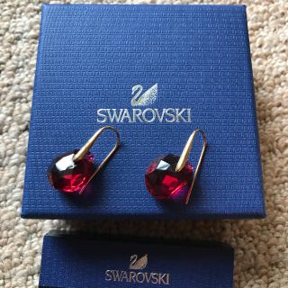 スワロフスキー(SWAROVSKI)のkat様専用！スワロフスキー☆レッドクリスタルピアス(ピアス)