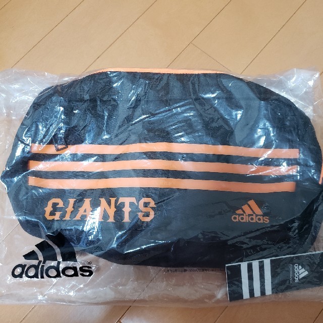 adidas(アディダス)のadidas✕GIANTS ボディバッグ　新品 スポーツ/アウトドアの野球(その他)の商品写真