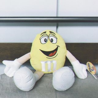 アメリカ 買付け 日本未入荷 m&m's クッション ぬいぐるみ　黄色(クッション)