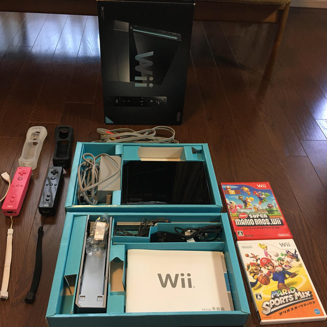 Wii(ウィー)の大幅値下げ‼︎ Wii 本体　リモコン、ソフト、アダプターセット エンタメ/ホビーのゲームソフト/ゲーム機本体(家庭用ゲーム機本体)の商品写真