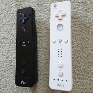 ウィー(Wii)のwiiリモコン白、黒、2本セット(家庭用ゲーム機本体)