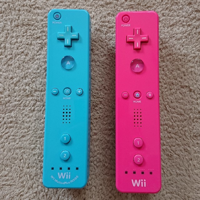 Wii(ウィー)のwiiリモコンブルー、ピンク2本セット エンタメ/ホビーのゲームソフト/ゲーム機本体(家庭用ゲーム機本体)の商品写真