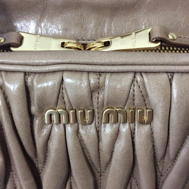 miumiu(ミュウミュウ)の専用注意☆新品 miumiuミュウミュウ マトラッセ キャメル 2way 正規 レディースのバッグ(ハンドバッグ)の商品写真