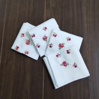 【新品未使用品】食事用チーフ 4枚セット  お花刺繍(その他)