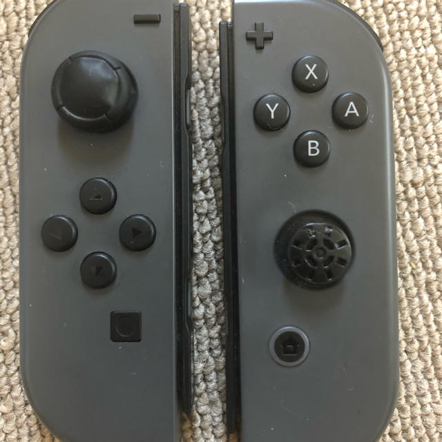 Nintendo Switch(ニンテンドースイッチ)のジョイコン⭐︎ストラップ付 エンタメ/ホビーのゲームソフト/ゲーム機本体(家庭用ゲーム機本体)の商品写真