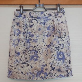 ジルバイジルスチュアート(JILL by JILLSTUART)の花柄タイトスカート(ミニスカート)