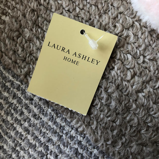 LAURA ASHLEY(ローラアシュレイ)の【新品未使用】ローラアシュレイ　膝掛け　ヘーゼルウッド/チョークピンク インテリア/住まい/日用品の日用品/生活雑貨/旅行(タオル/バス用品)の商品写真