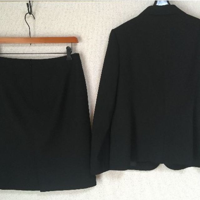 RU(アールユー)のアールユー スカートスーツ 4L W81 黒 就活 大きい OL DMW 洗濯可 レディースのフォーマル/ドレス(スーツ)の商品写真