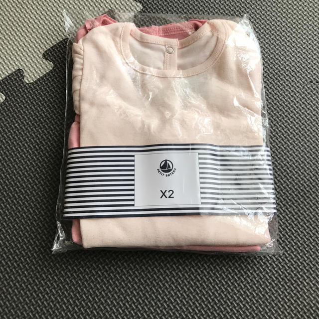 PETIT BATEAU(プチバトー)の新品　プチバトー　ロンティー2枚 キッズ/ベビー/マタニティのベビー服(~85cm)(シャツ/カットソー)の商品写真