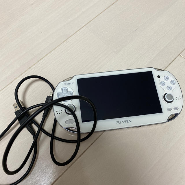 PlayStation Vita(プレイステーションヴィータ)のPSVITA ホワイト　PCH-1000 エンタメ/ホビーのゲームソフト/ゲーム機本体(携帯用ゲーム機本体)の商品写真
