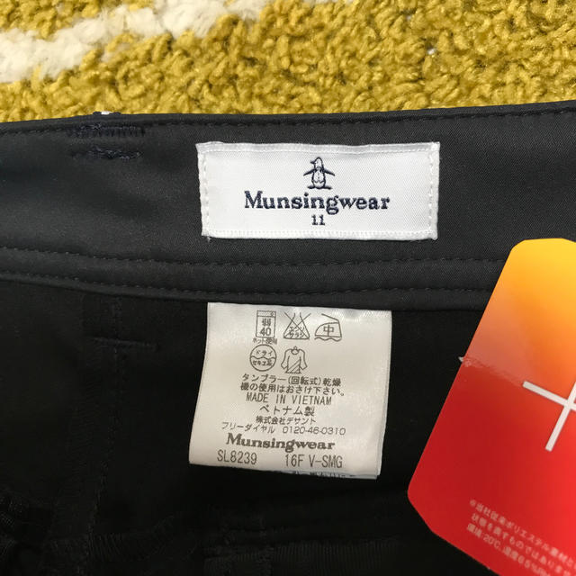 Munsingwear(マンシングウェア)の新品タグ付きマンシング   レディースパンツ11号 スポーツ/アウトドアのゴルフ(ウエア)の商品写真