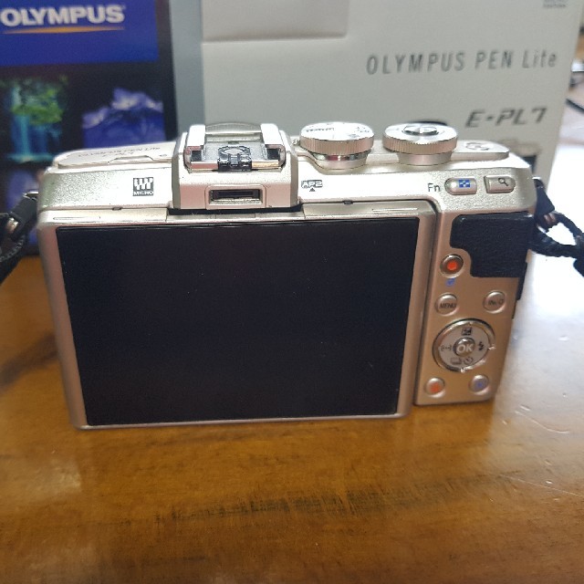 OLYMPUS(オリンパス)のミラーレス一眼 OLYMPUS PEN Lite E-PL7 スマホ/家電/カメラのカメラ(ミラーレス一眼)の商品写真