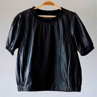 バーニーズニューヨーク(BARNEYS NEW YORK)のmajo様専用1/2un-demi レザー風Top Black(カットソー(半袖/袖なし))