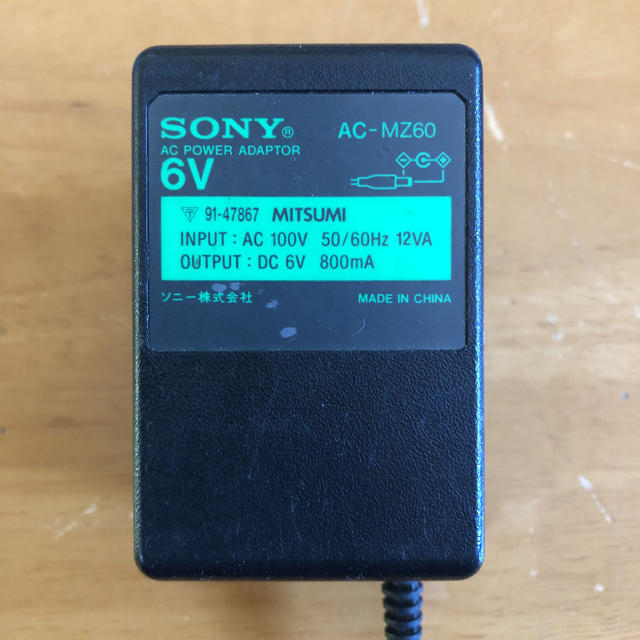 SONY(ソニー)のSONY ACアダプター 出力:DC 6V 800mA スマホ/家電/カメラのスマートフォン/携帯電話(バッテリー/充電器)の商品写真