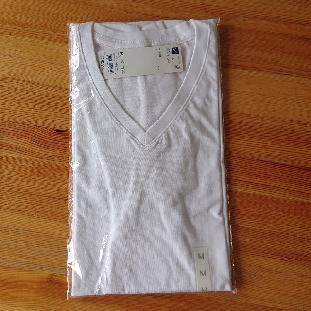 GU(ジーユー)のGU Vネック 白Tシャツ Mサイズ メンズのトップス(Tシャツ/カットソー(半袖/袖なし))の商品写真