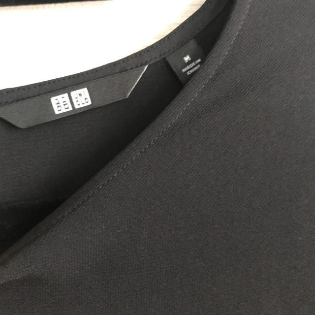 UNIQLO(ユニクロ)のユニクロ　ブラウス　黒　半袖 レディースのトップス(シャツ/ブラウス(半袖/袖なし))の商品写真