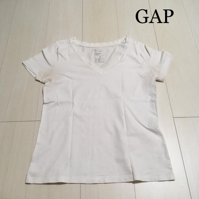 GAP(ギャップ)のGAP 白Tシャツ　Vネック レディースのトップス(Tシャツ(半袖/袖なし))の商品写真