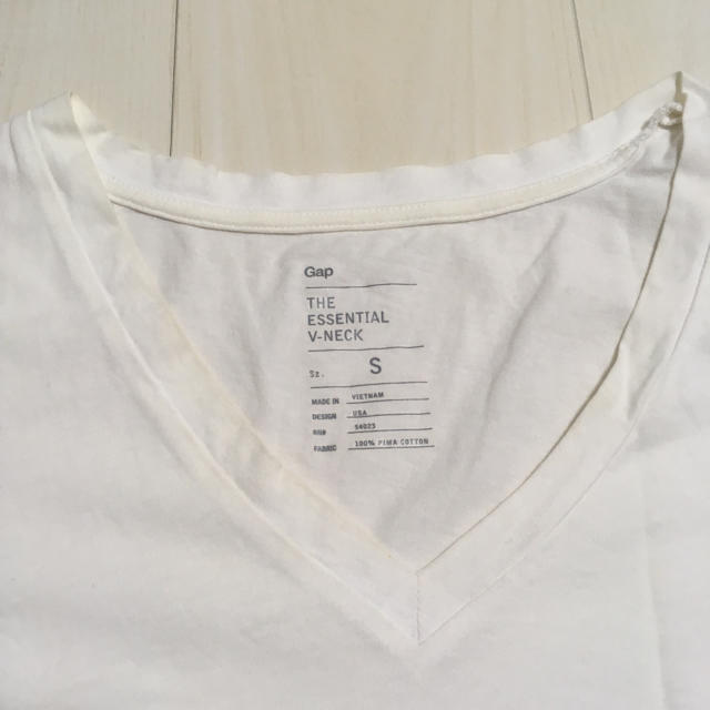 GAP(ギャップ)のGAP 白Tシャツ　Vネック レディースのトップス(Tシャツ(半袖/袖なし))の商品写真