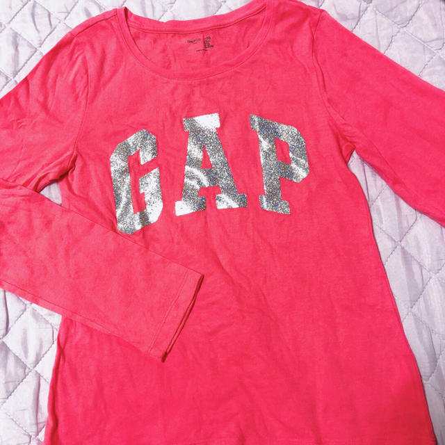 GAP Kids(ギャップキッズ)のGAP キラキラロゴ サーモンピンク 薄手ロンT キッズ/ベビー/マタニティのキッズ服女の子用(90cm~)(Tシャツ/カットソー)の商品写真