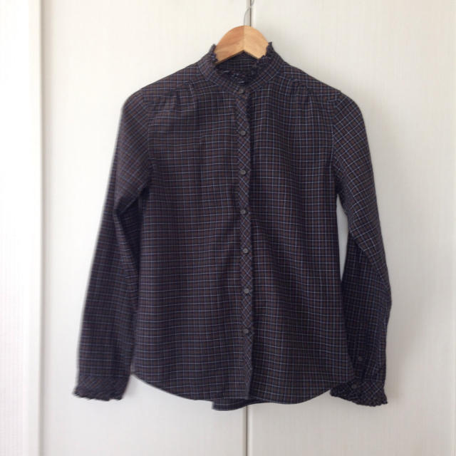 襟元と袖が可愛いダークブラウンのチェックシャツ レディースのトップス(シャツ/ブラウス(長袖/七分))の商品写真