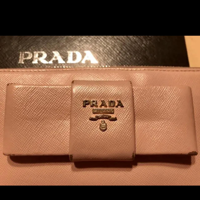 となります PRADA ラウンドファスナー 革 財布の通販 by MI♡|プラダ ...