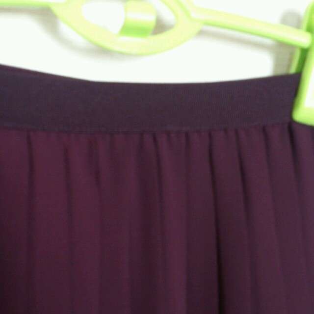 UNIQLO(ユニクロ)の赤シフォンプリーツスカート レディースのスカート(ひざ丈スカート)の商品写真