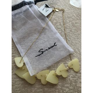 スナイデル(SNIDEL)の新品　snidel スナイデル　ハートネックレス　YELLOW(ネックレス)