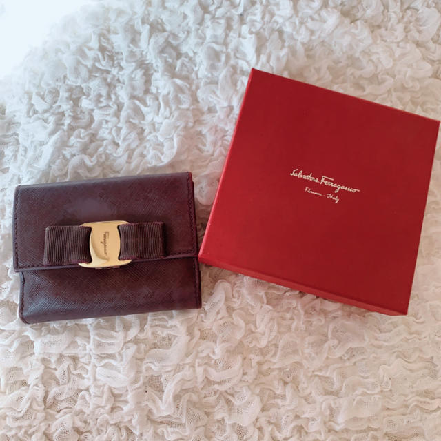 Salvatore Ferragamo(サルヴァトーレフェラガモ)のフェラガモ三つ折り財布 レディースのファッション小物(財布)の商品写真