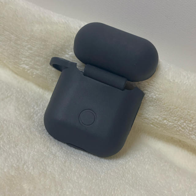 AirPods エアーポッズ ケース ブラック シンプル スマホ/家電/カメラのオーディオ機器(ヘッドフォン/イヤフォン)の商品写真