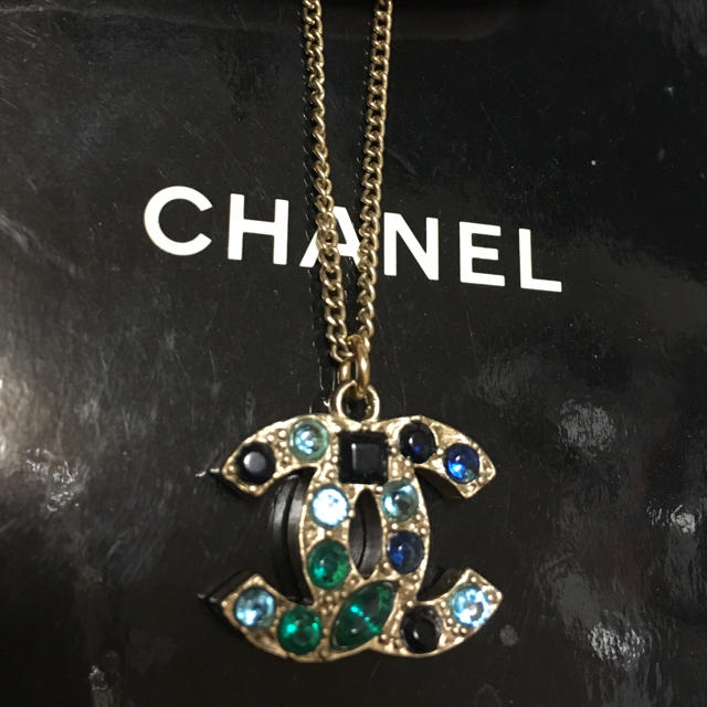 CHANEL(シャネル)の極美 カラフル ロゴストーンネックレス レディースのアクセサリー(ネックレス)の商品写真