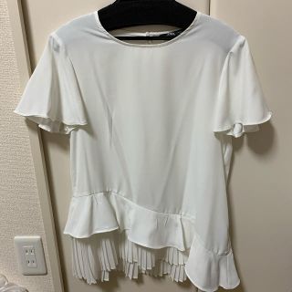 ザラ(ZARA)の【新品未使用】ZARA フレアトップス XS ブラウス プリーツ 半袖(シャツ/ブラウス(半袖/袖なし))